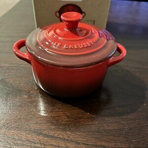 Le Creuset petite round casserole (Mini Cocotte) Cerise
